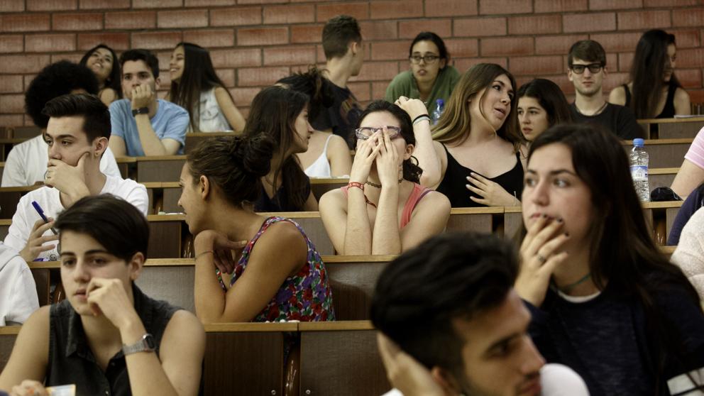 Condenado un profesor por aprobar a una alumna en una examen al que no se presentó