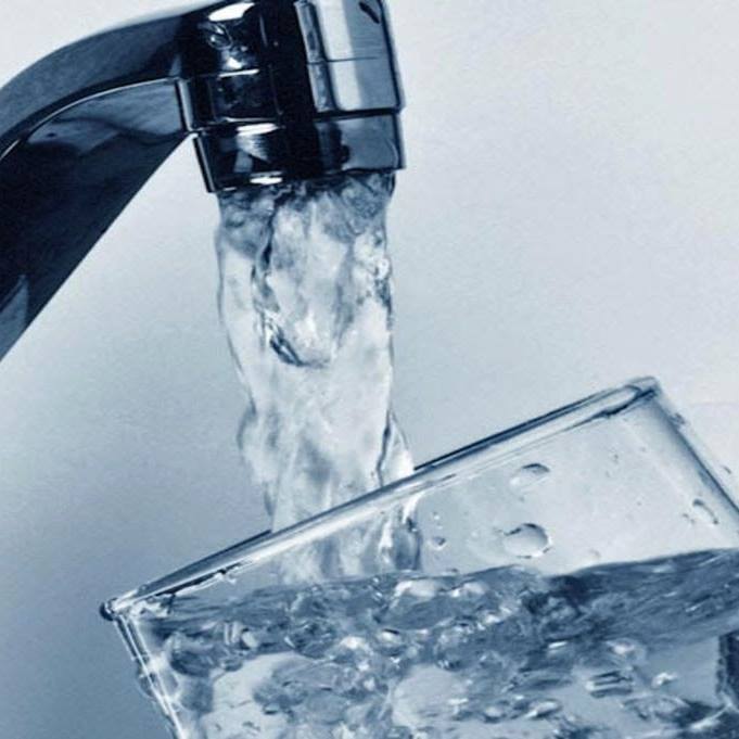 Agua en el límite permitido para nitratos. Agua que no es recomendable beber.