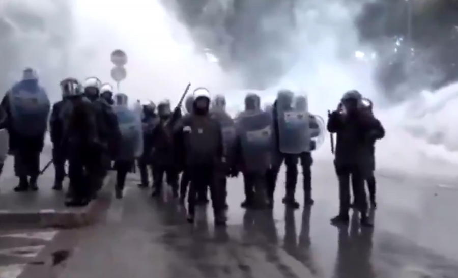 Batalla campal entre ultras de la Lazio y la policía antes de la final de la Copa Italia