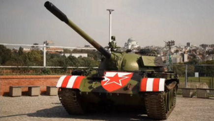 Ultras del Estrella Roja aparcaron junto a su estadio un tanque usado en la batalla de Vukobar