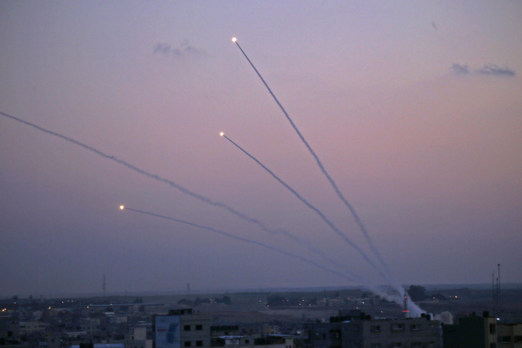 Israel sufre un ataque de 50 cohetes palestinos lanzados desde Gaza tras abatir al líder militar de Yihad Islámica