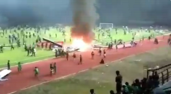 Los hinchas del Persebaya de Indonesia destrozaron e incendiaron su propio estadio