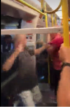 Brutal pelea de hooligans en un vagón de metro de Londres