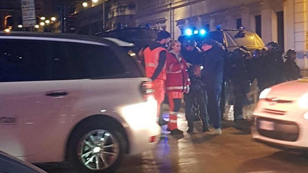 Pelea entre hinchas del Lazio y del Sevilla termina con 4 personas apuñaladas