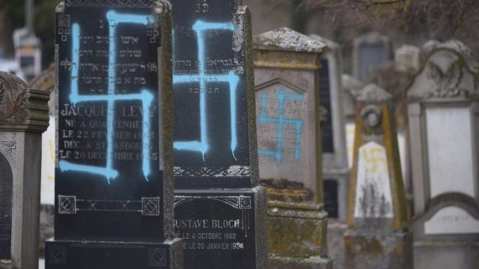 Neo-nazis independentistas profanaron 80 tumbas del cementerio judío de Quatzenheim