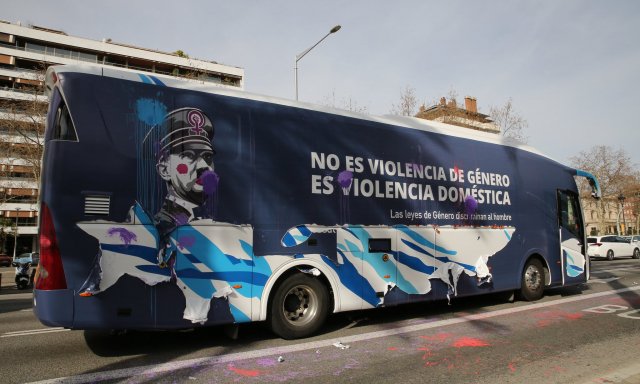 Tensión sobre ruedas: el autobús de Hazte Oír a su paso por Barcelona, Valencia y Sevilla