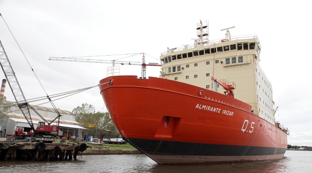 El ARA Almirante Irízar reabasteció las bases argentinas de la Antártida