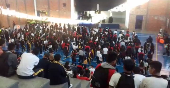 Alumnos de Cobach festejan el dia del amor y amistad