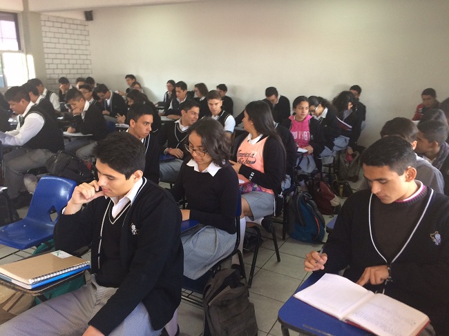 Los Alumnos del Colegio Andan De Novieros 