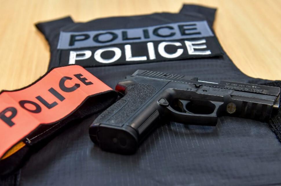 Policía jugueteaba con su arma, se le escapó un tiro y mató a su compañera