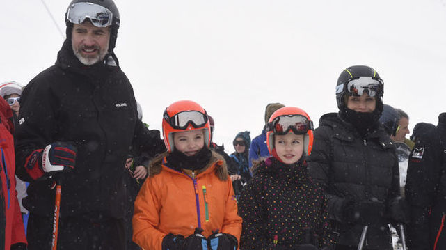 Los Reyes y sus hijas disfrutan de la nieve en la estación de Astúnfelipe