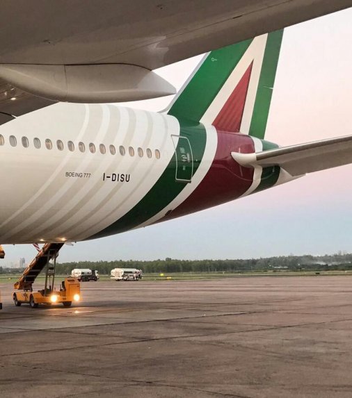 Avión retomó vuelo hoy tras salvar a pasajera