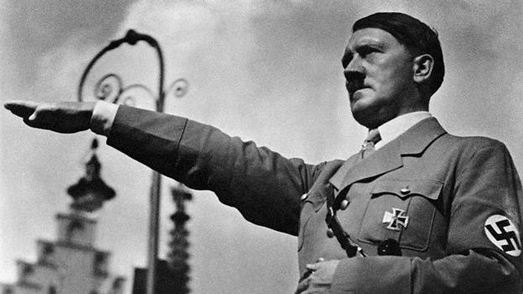 Politica noticia: Detenido un hombre por ir vestido como Hitler en el pueblo natal del mismo.