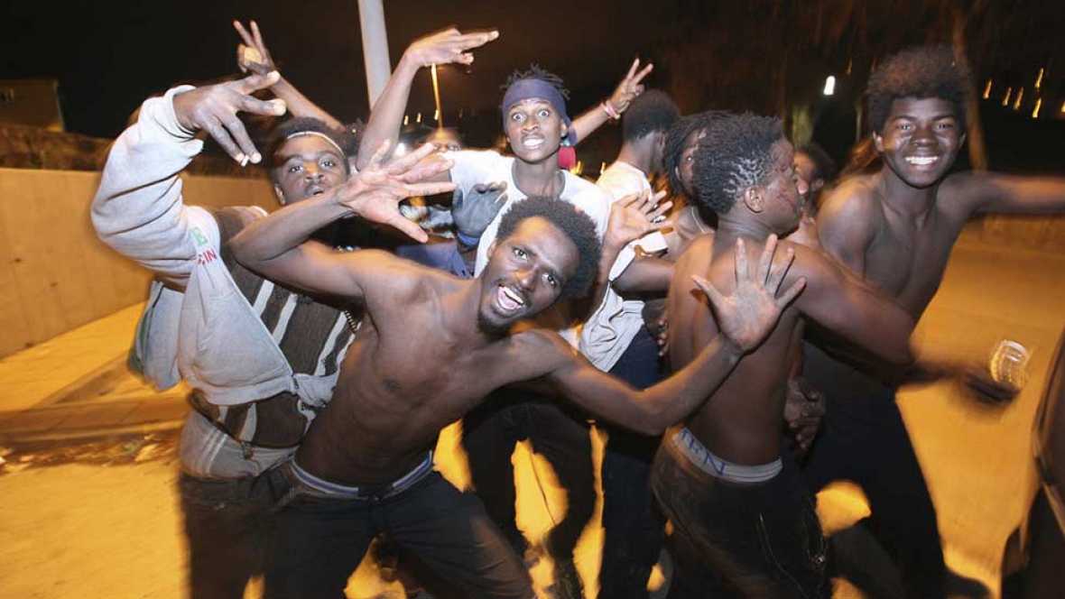 Más de 300 inmigrantes entran en Ceuta en un nuevo salto masivo
