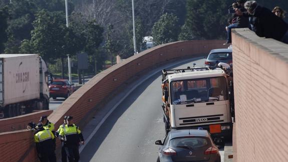 Detenido a tiros tras circular en dirección contraria con un camión de butano robado en Barcelona