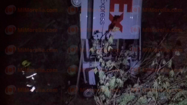 Cae auto a desnivel y muere hombre, en la carretera Morelia-Salamanca