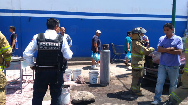  Un incendio se registró en el supermercado Abarrotes Azteca,deja a dos empleadas heridas