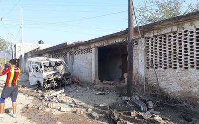 Explota auto bomba en comandancia de Acapulco