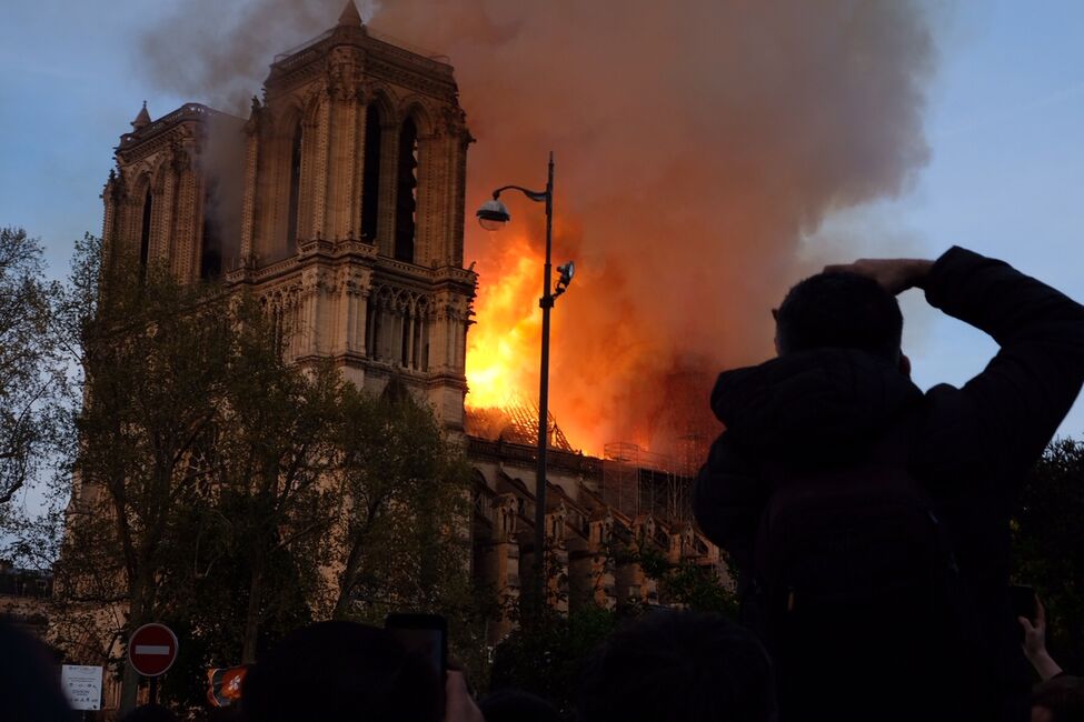 El fuego devora la catedral parisina de Notre Dame