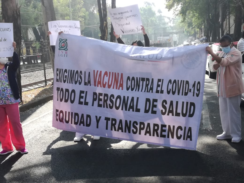PROTESTAN TRABAJADORES DEL INSTITUTO NACIONAL DE REHABILITACIÓN-LGII POR NO HABER SIDO VACUNADOS CONTRA EL COVID.