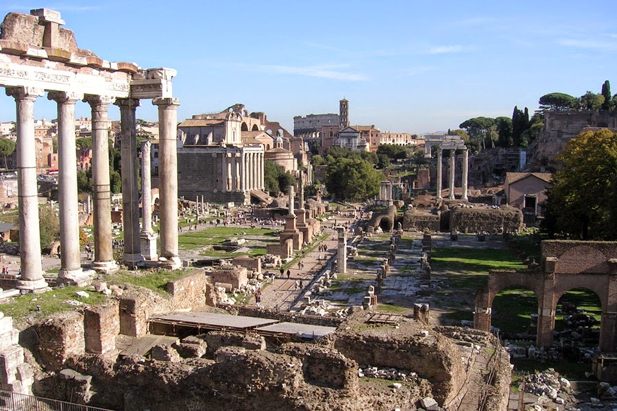 Roma es esa ciudad en la que el tiempo se para y avanza a la vez.