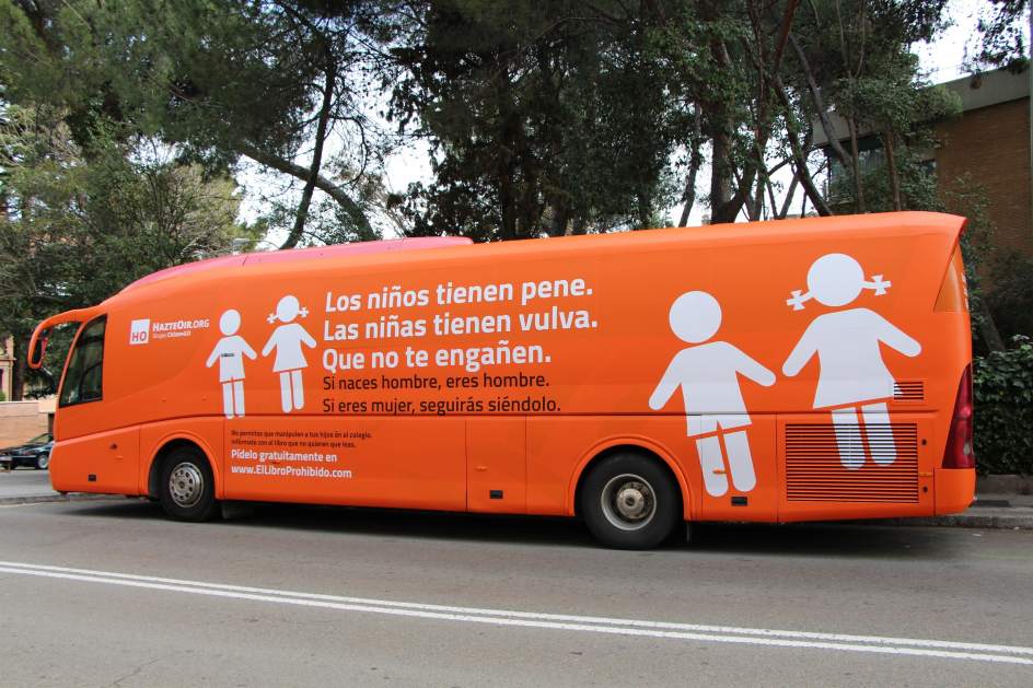 Hazteoir edita el mensaje que transmitían en el autobús.