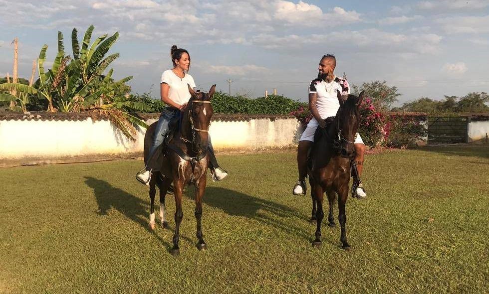Arturo Vidal fue visto montando caballos de paso fino junto a su novia en Jamundí