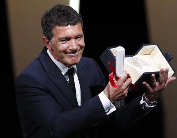 Antonio Banderas recibe premio a Mejor Actor en el Festival de Cannes.
