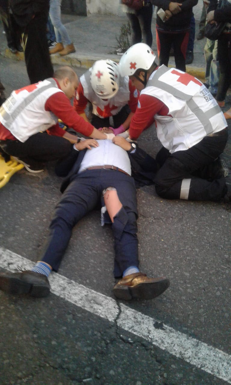 Un motociclista herido en un accidente de tránsito. 