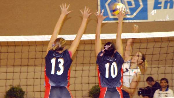 Por corrupción de menores y agresión sexual investigan a una entrenadora de voleibol 