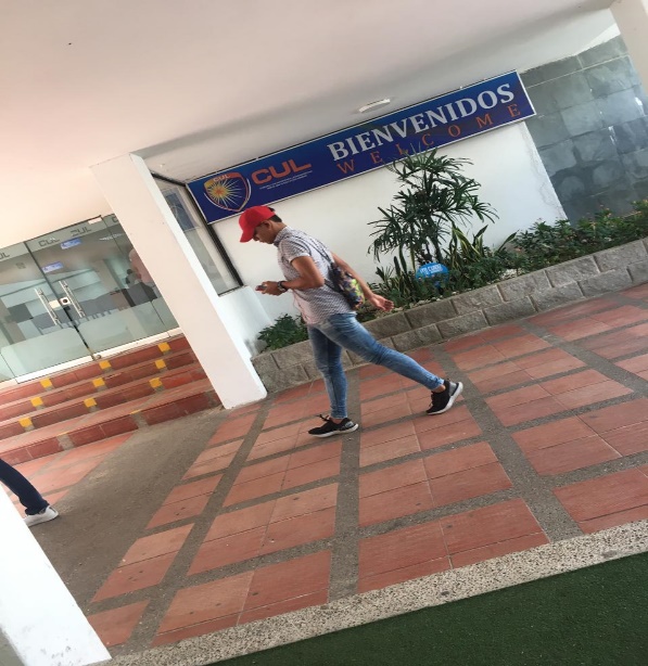 ¿Establecen límites a los universitarios en el uso del tiempo en su teléfono celular?