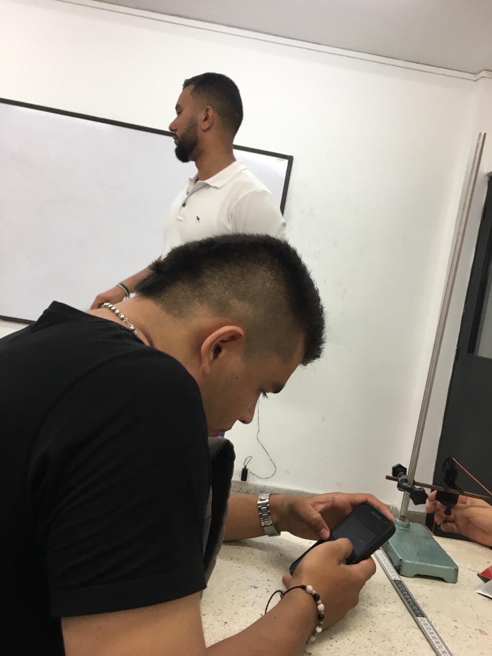 ¿Establecen límites a los universitarios en el uso del tiempo en su teléfono celular?