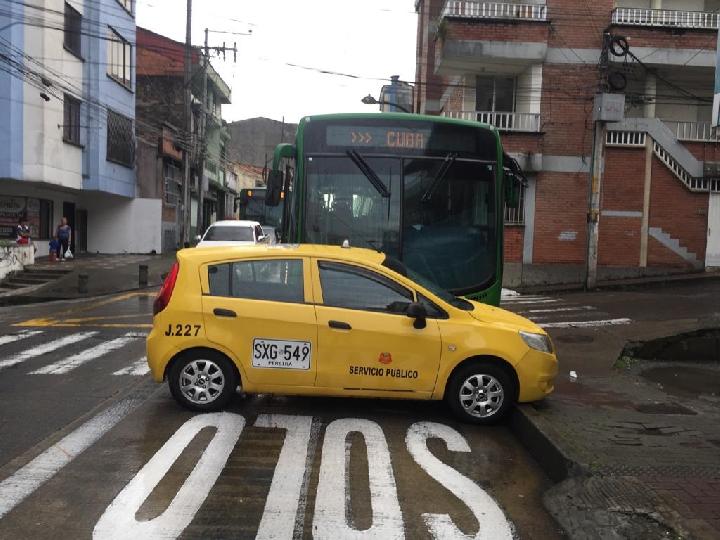 Integración de red semafórica inteligente para la prevención de accidentes de tránsito en los sistemas de transporte masivo 
