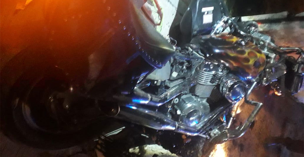 Muere motociclista tras chocar contra un poste en celaya