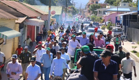 Leonel resalta apoyo a candidatos municipales durante recorrido por el sur.