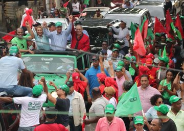 Leonel recorre las calles de SPM junto al candidato a alcalde Juancho Martinez