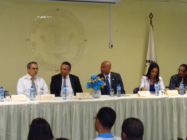 Ministro de Administración Pública visita Hospital Vinicio Calventi.