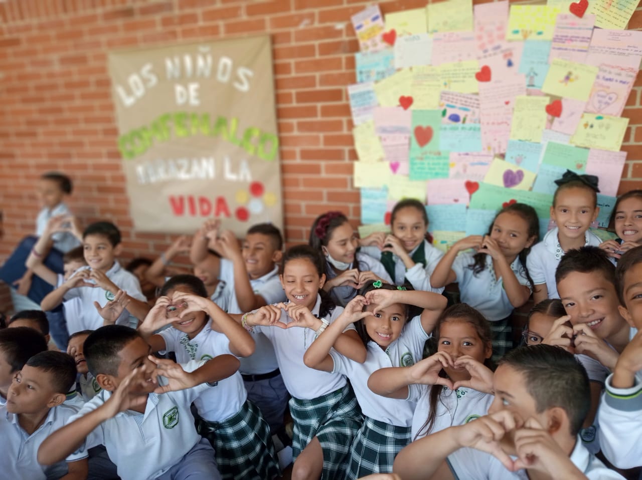 Nuestros estudiantes del colegio comfenalco abrazan la vida