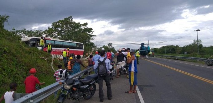Un muerto y varios heridos en accidente de autobús en la autopista del Nordeste