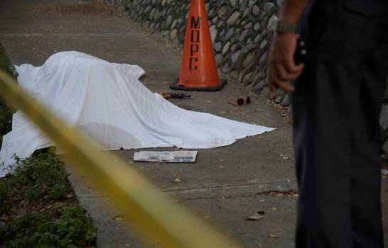 Hombre dispara a su expareja en Los Jardines del Norte y luego se suicida