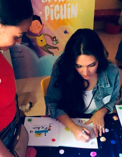 La ex Mis Universo Amelía Vega firma su primer libro infantil.