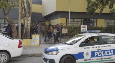 Padres de estudiantes de la Escuela 1 presentaron un recurso para que se levante la toma del edificio