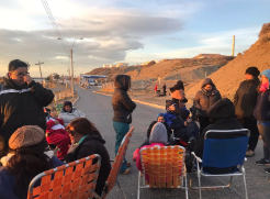 Los docentes levantaron el bloqueo a la planta de YPF