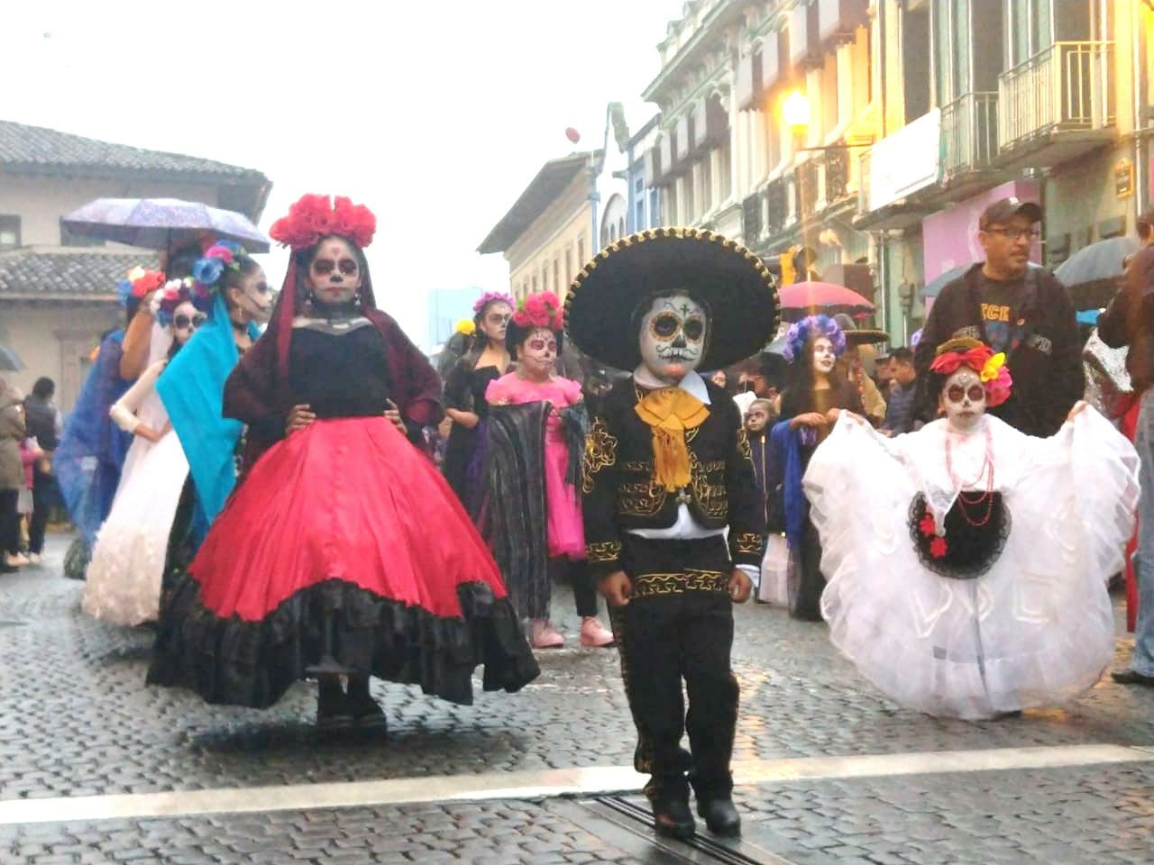 Espectacular desfile de catrinas.