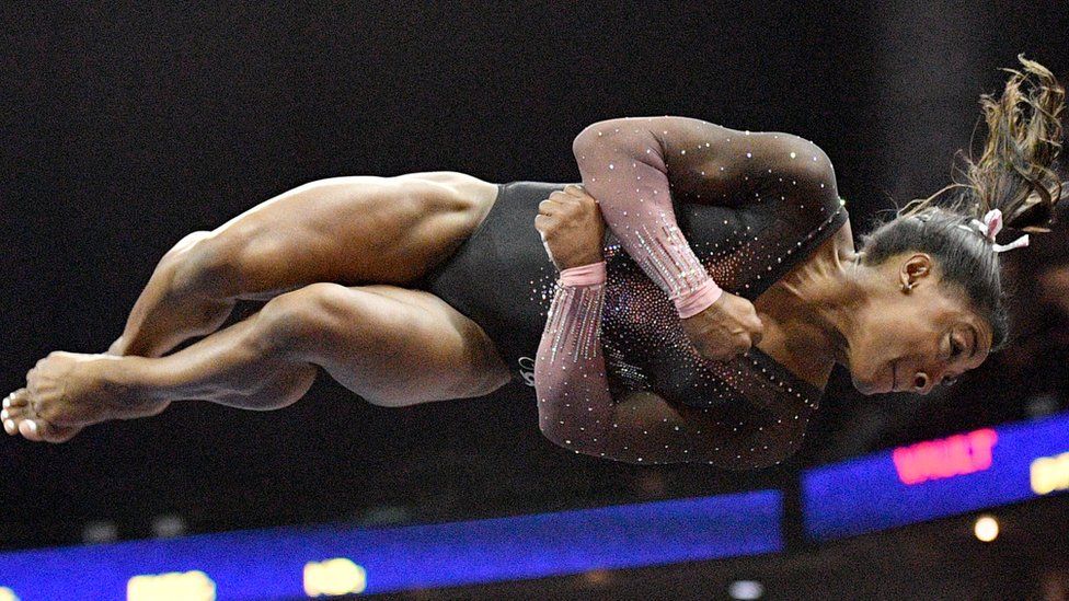 Simone Biles: los casi imposibles "pasos" del extraordinario triple-doble salto de la gimnasta estadounidense