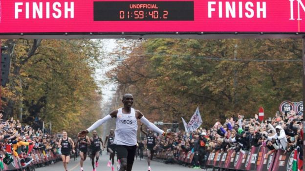 Eliud Kipchoge: por qué la increíble marca de menos de dos horas en una maratón del corredor no será reconocida de forma oficial