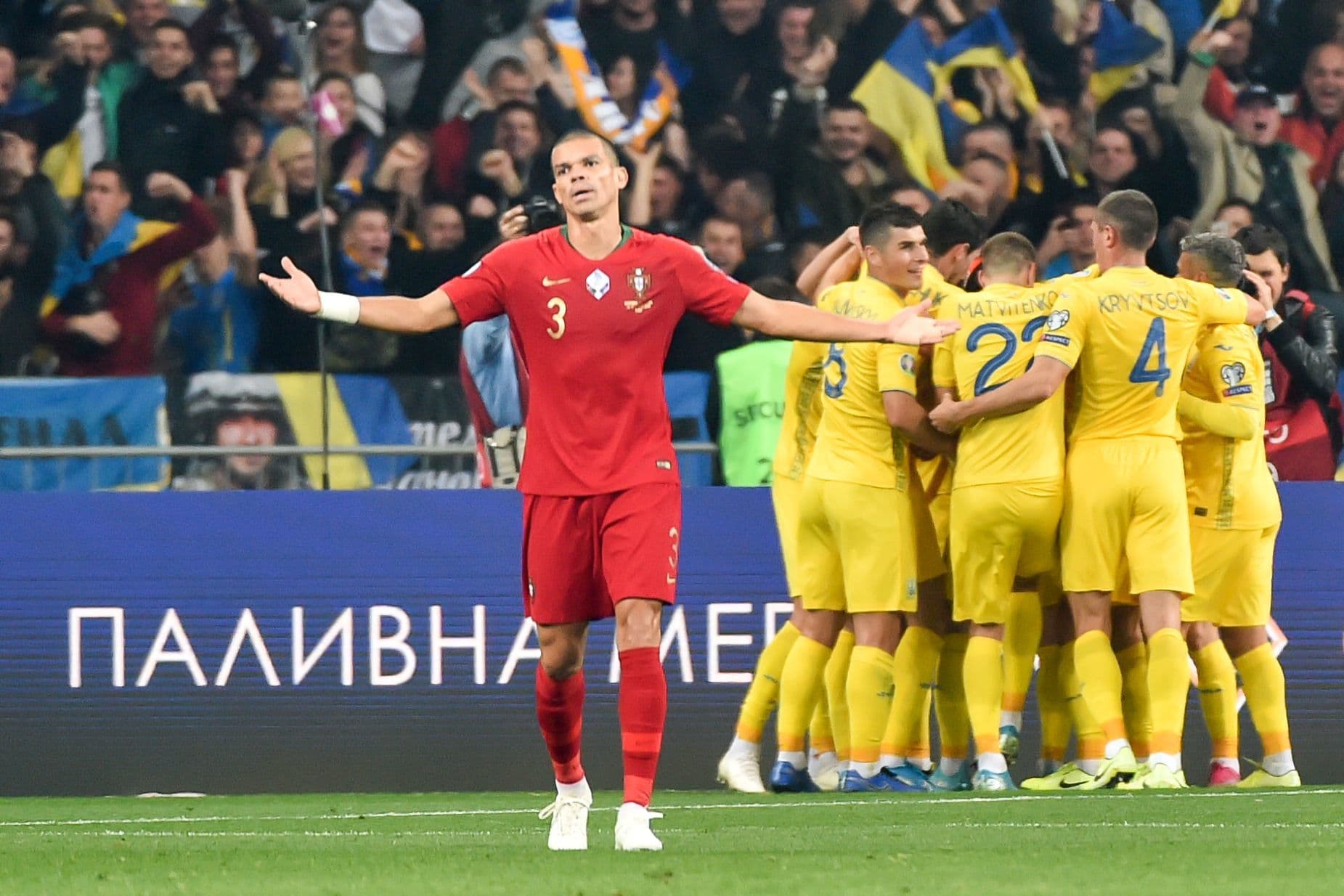 Ucrania derrota a una floja Portugal y se clasifica para la Eurocopa