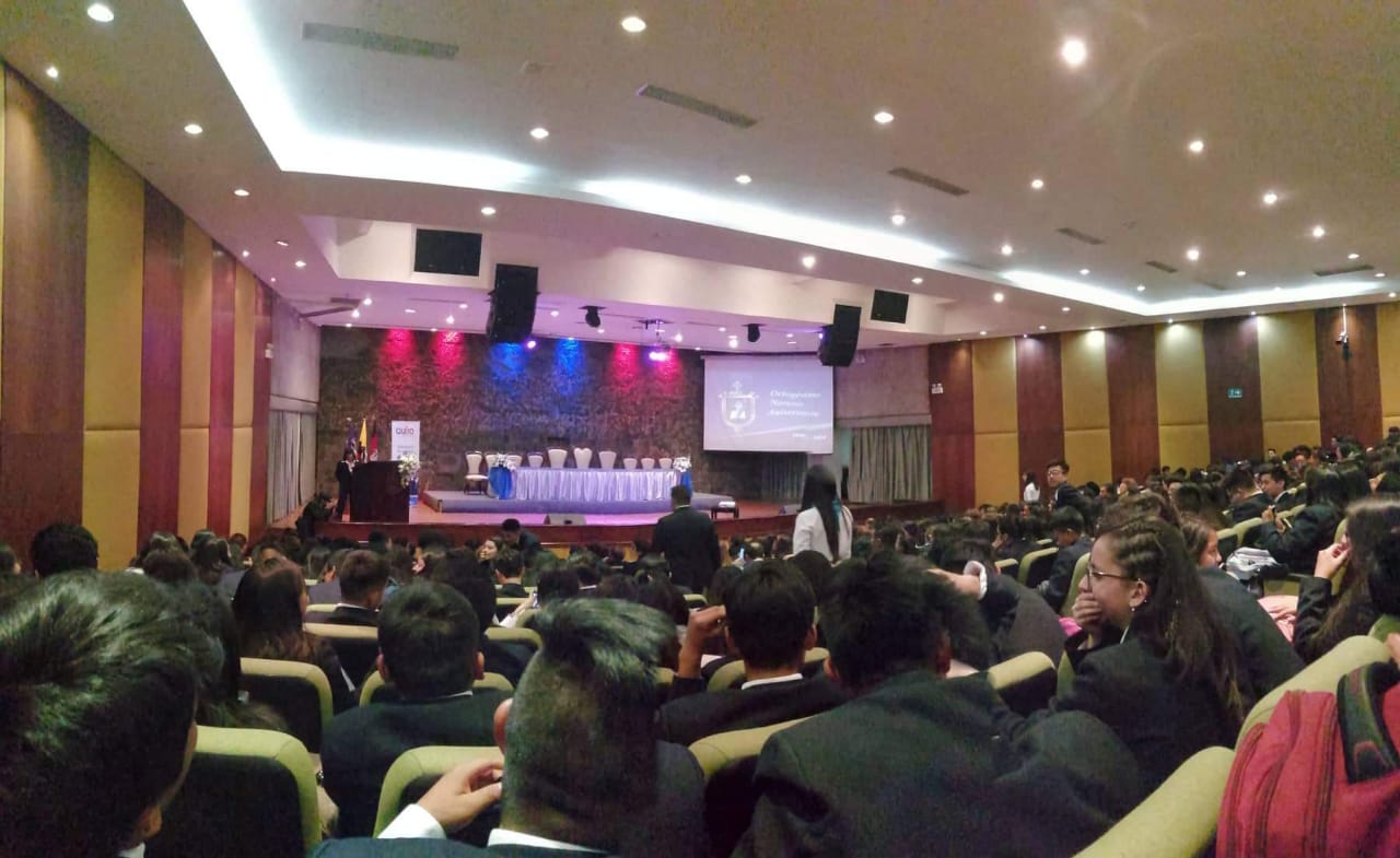Evento cívico por la fundación de la Unidad Educativa Municipal Fernández Madrid