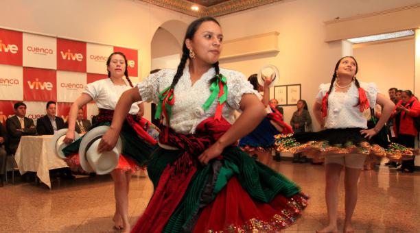 Presentan a sus cholas