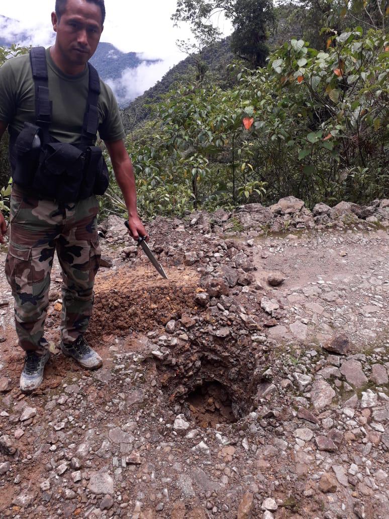 Con el empleo de explosivos, se destruyó una vía que era usada por mineros ilegales para sacar mineral hacia Ecuador
